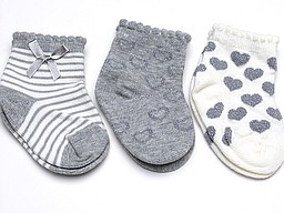 Lurex baby sokken met strikje en hartjes als werkje Lurex baby sokken met strikje en hartjes als werkje