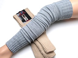 Beenwarmer tot over de knie in beige en licht grijs Beenwarmer tot over de knie in beige en licht grijs
