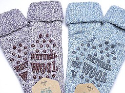 Wollen anti slip huissokken in lila en licht blauw Wollen anti slip huissokken in lila en licht blauw