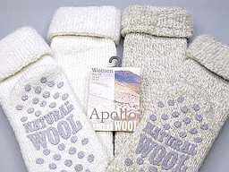 Wollen dames huissokken met anti slip in ecru en beige Wollen dames huissokken met anti slip in ecru en beige