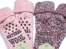 Wollen huissokken met antislip in roze en bordeaux Wollen huissokken met antislip in roze en bordeaux