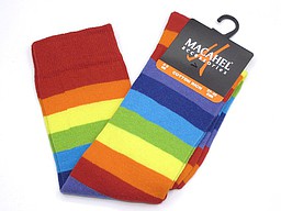Rode dames kniekous met brede regenboog strepen Rode dames kniekous met brede regenboog strepen