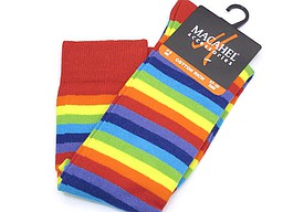 Rode dames kniekous met smalle regenboog strepen Rode dames kniekous met smalle regenboog strepen