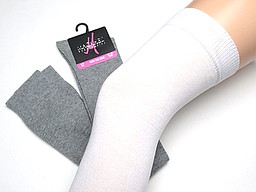 Grijze en witte kniekousen over de knie Grijze en witte kniekousen over de knie