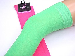 Neon kniekousen over de knie in fuchsia en fel groen Neon kniekousen over de knie in fuchsia en fel groen