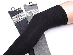Zwarte kniekousen over de knie van het teckel merk Zwarte kniekousen over de knie van het teckel merk