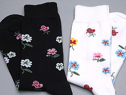 Naadloze damessokken met kleine bloemen in zwart of wit