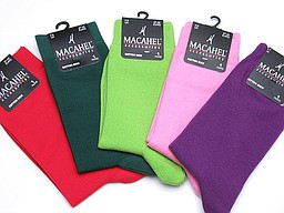 Effen sokken in rood, donker groen, lime, roze, en paars Effen sokken in rood, donker groen, lime, roze, en paars