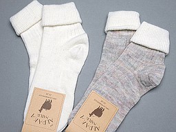 Dames sokken met alpaka wol in ecru en beige Dames sokken met alpaka wol in ecru en beige