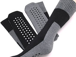 Heren huissokken met antislip in zwart met grijs Heren huissokken met antislip in zwart met grijs