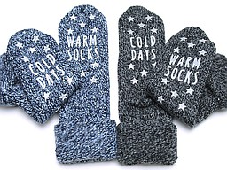 Anti slip huissokken in wol met 'cold days' tekst Anti slip huissokken in wol met 'cold days' tekst