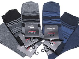 Grote maat herensokken in grijs en blauw met stepen Grote maat herensokken in grijs en blauw met stepen
