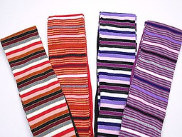 Gestreepte kindermaillots in donker rood en paars Gestreepte kindermaillots in donker rood en paars