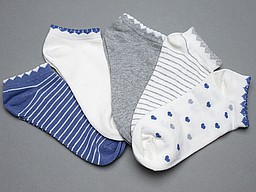 Kinder sneaker sokken met hartjes in denim en ecru Kinder sneaker sokken met hartjes in denim en ecru